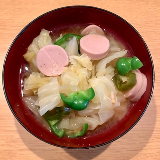 キャベツとピーマンと魚肉ソーセージの味噌汁